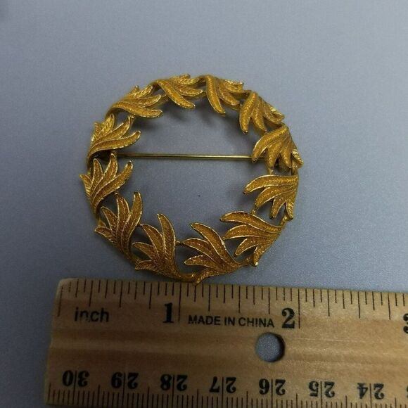 Vintage Mamselle Gold Tone Wreath Circle Brooch, Signed Lapel Pin Estate - Picture 6 of 8